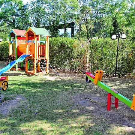 Paradise Park 3*